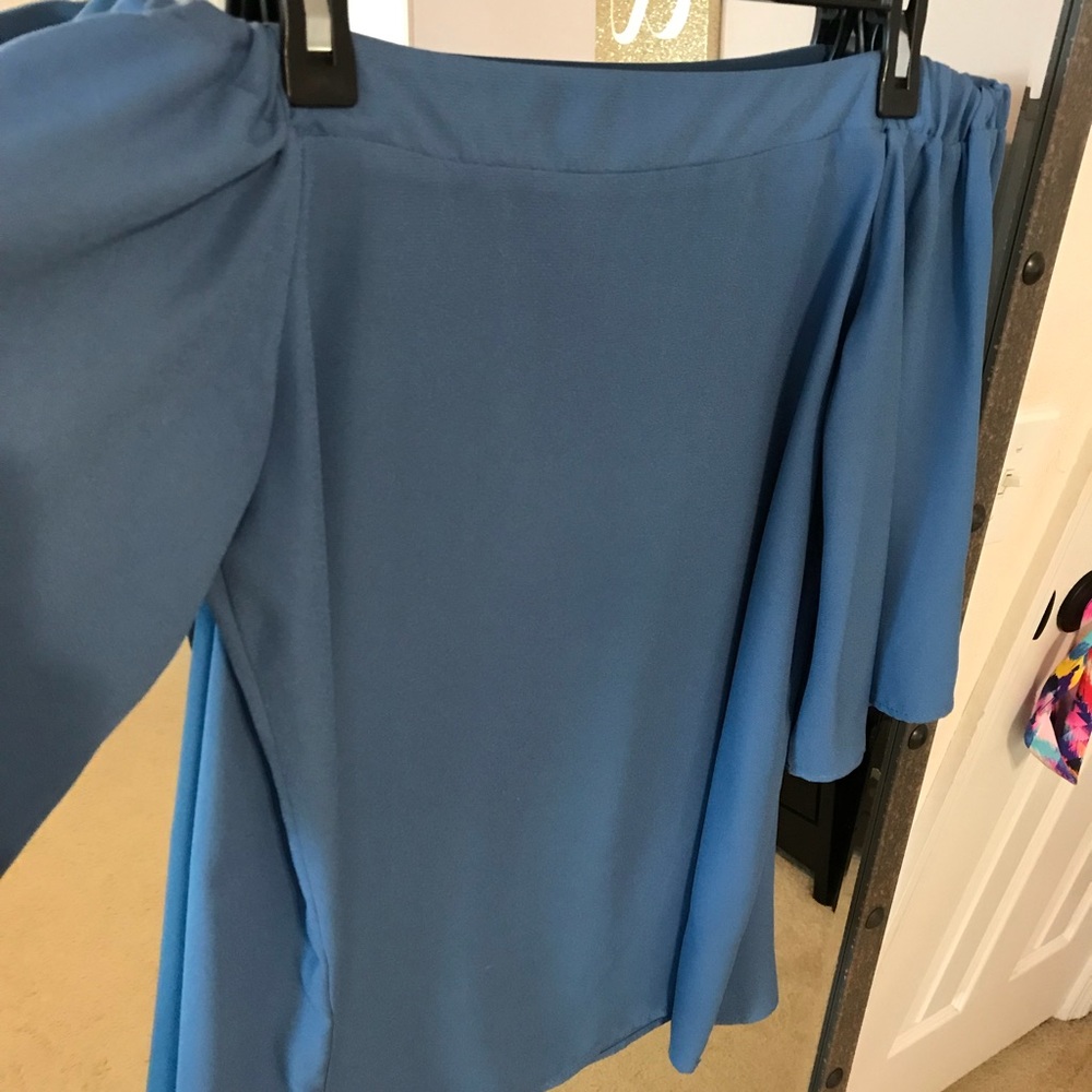 ❌ SOLD ❌ Blue off-the-shoulder top - Picture 5 of 6